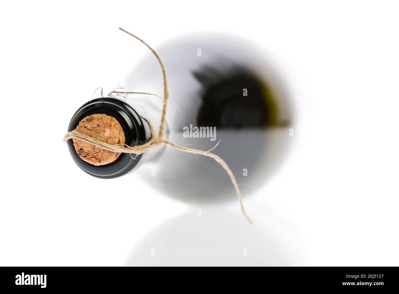 Liegend Prosecco Flasche isoliert auf weißem Hintergrund mit Schatten Stockfoto
