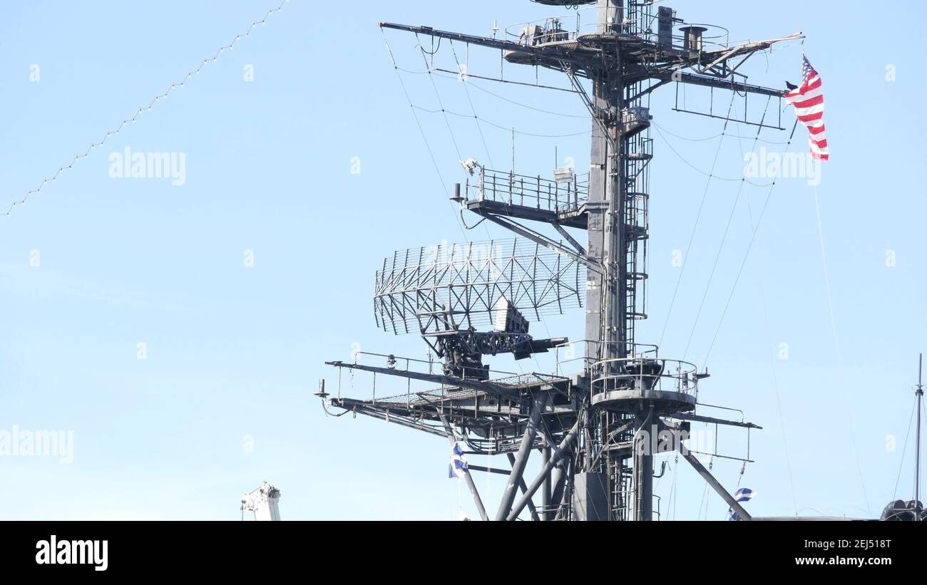 SAN DIEGO, CALIFORNIA USA - 4 JAN 2020: Radar der USS Midway Militärflugzeugträger, historisches Kriegsschiff. Marine-Armee Schlachtschiff mit amerikanischer Flagge. Ma Stockfoto