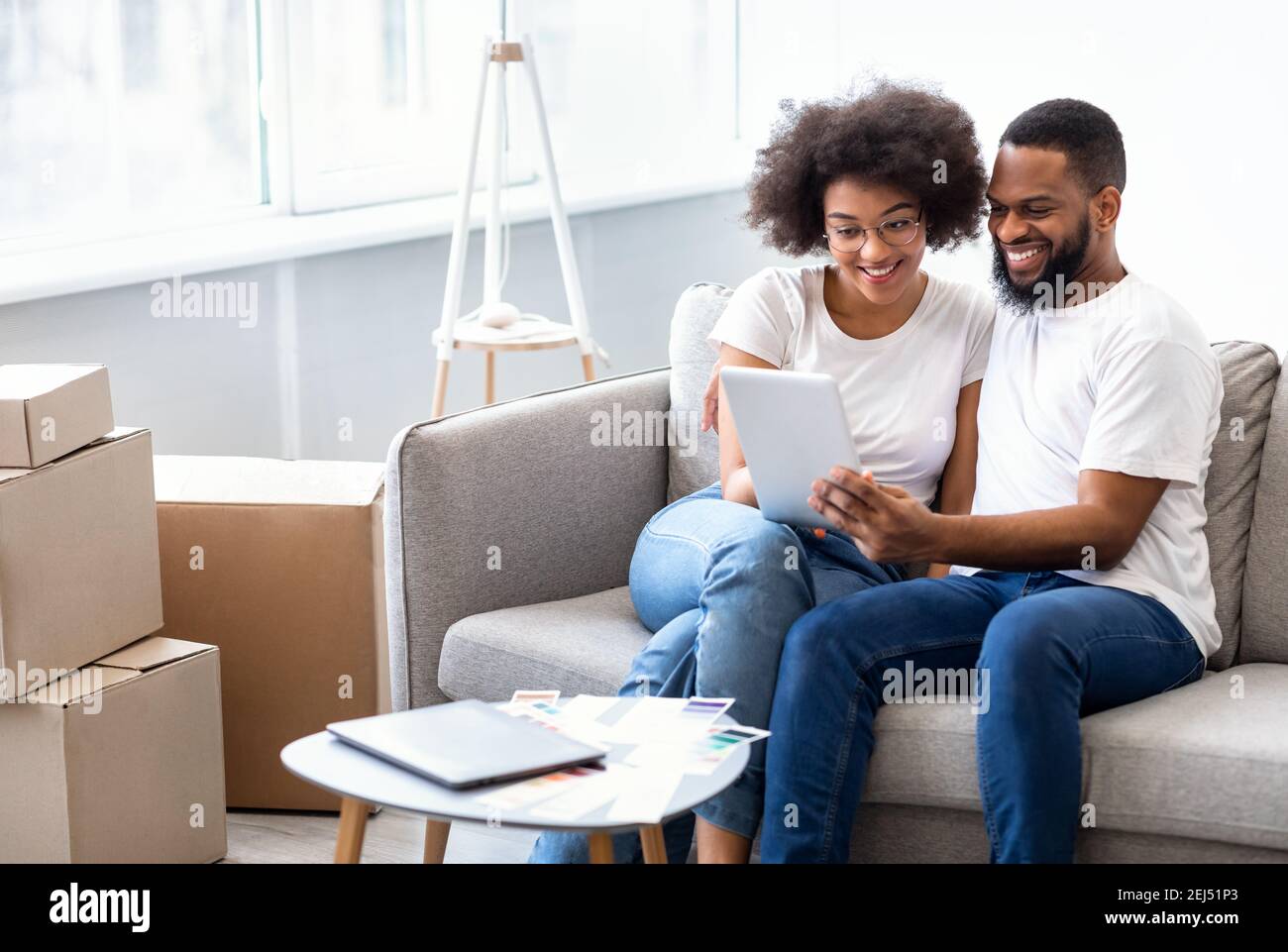 Afrikanische Ehegatten Mit Tablet Suche Wohnung Zur Miete Online Indoor Stockfoto