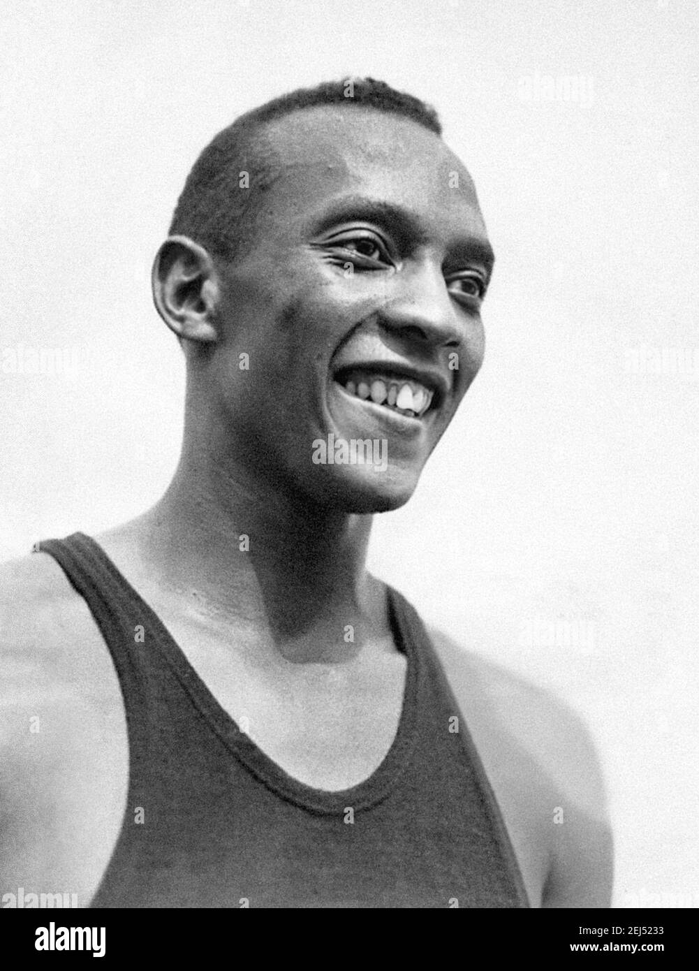 Jesse Owens. Porträt des amerikanischen Sprinters James Cleveland 'Jesse' Owens (1913-1980) bei den Olympischen Spielen 1936 in Berlin. Stockfoto