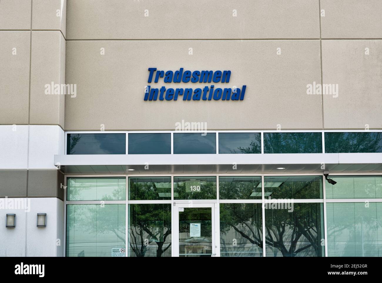 Houston, Texas USA 03-15-2020: Trademers International Office Building exterior in Houston, TX. Ein Unternehmen, das lizenzierte Auftragnehmer mit Kunden zusammenarbeitet. Stockfoto