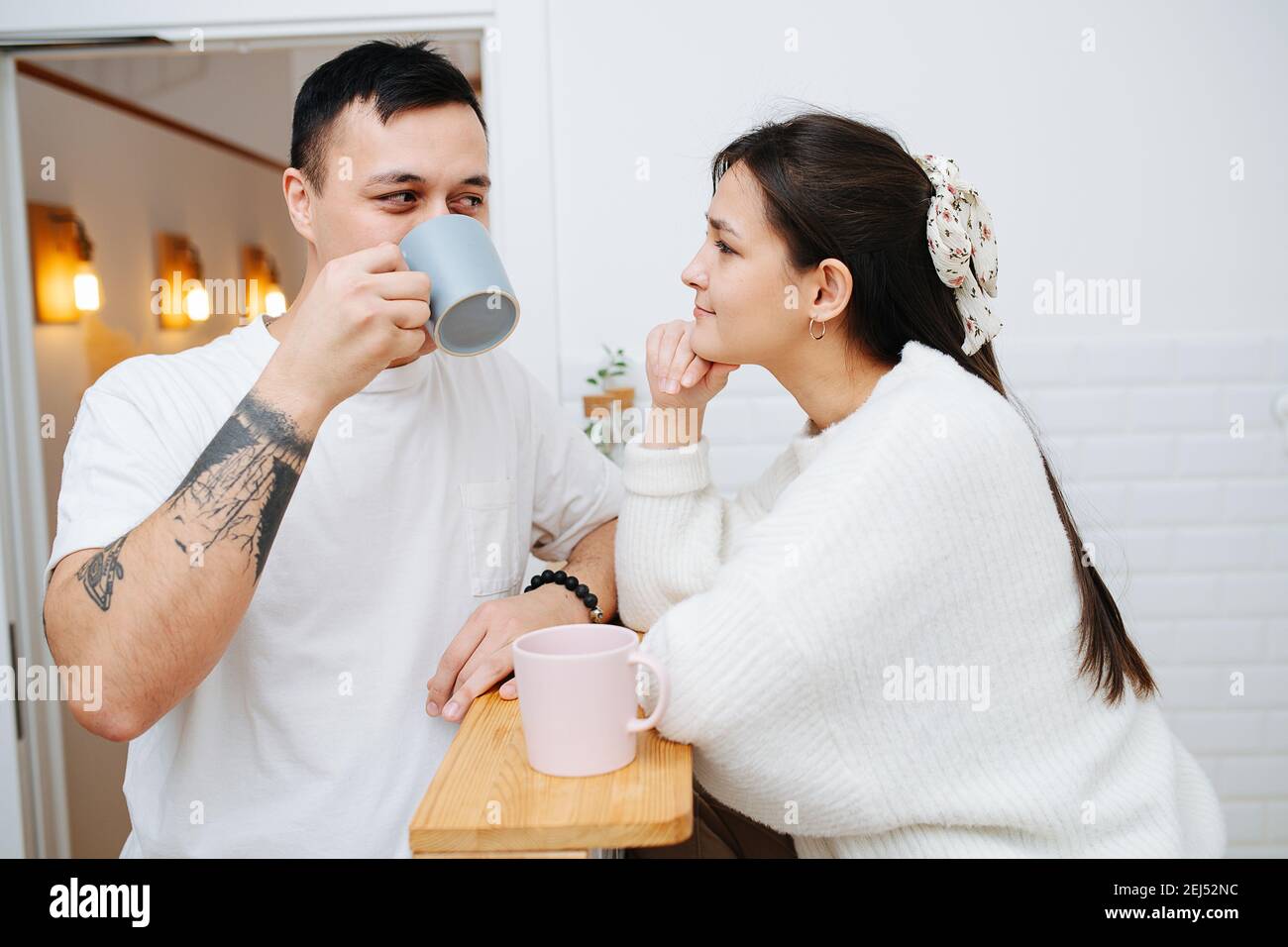 Junges Paar trinken Kaffee zu Hause zusammen Stockfoto