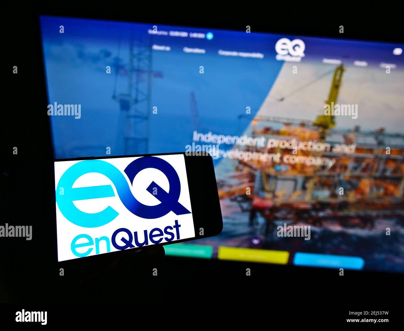 Person, die Smartphone mit dem Logo des britischen Öl- und Gasunternehmens EnQuest plc auf dem Bildschirm vor der Website hält. Konzentrieren Sie sich auf die Telefonanzeige. Nicht modifiziertes Foto. Stockfoto