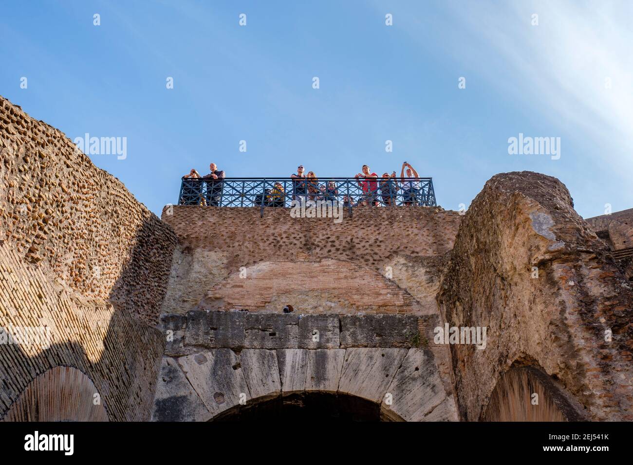Antike römische Gebäude, Innenansicht des Kolosseums, Touristen, die das Kolosseum besuchen, Flavisches Amphitheater, Touristen, Rom, Italien Stockfoto
