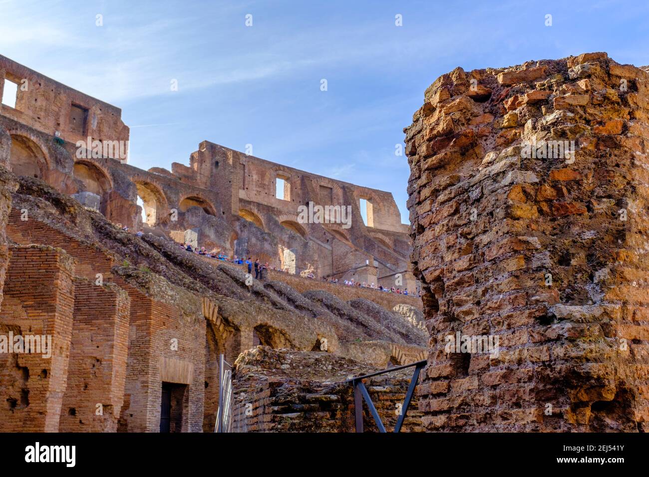 Antike römische Gebäude, Innenansicht des Kolosseums, Touristen, die das Kolosseum besuchen, Flavisches Amphitheater, Touristen, Rom, Italien Stockfoto