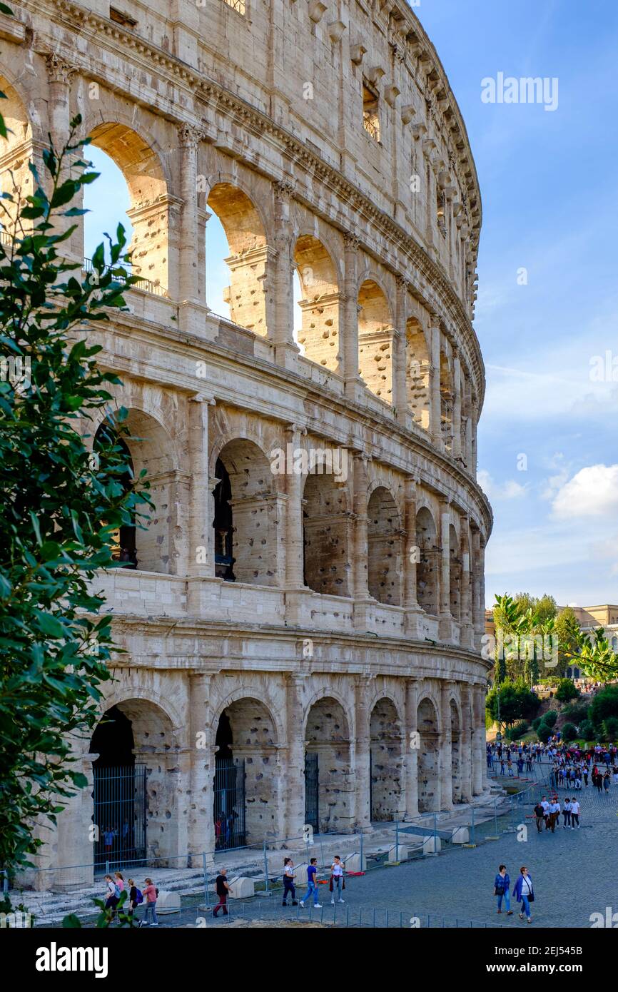 Gebäude des antiken Roms, Außenansicht der Säulen des Kolosseums, Architektur des Kolosseums, Flavisches Amphitheater, Forum Romanum, Rom, Italien Stockfoto