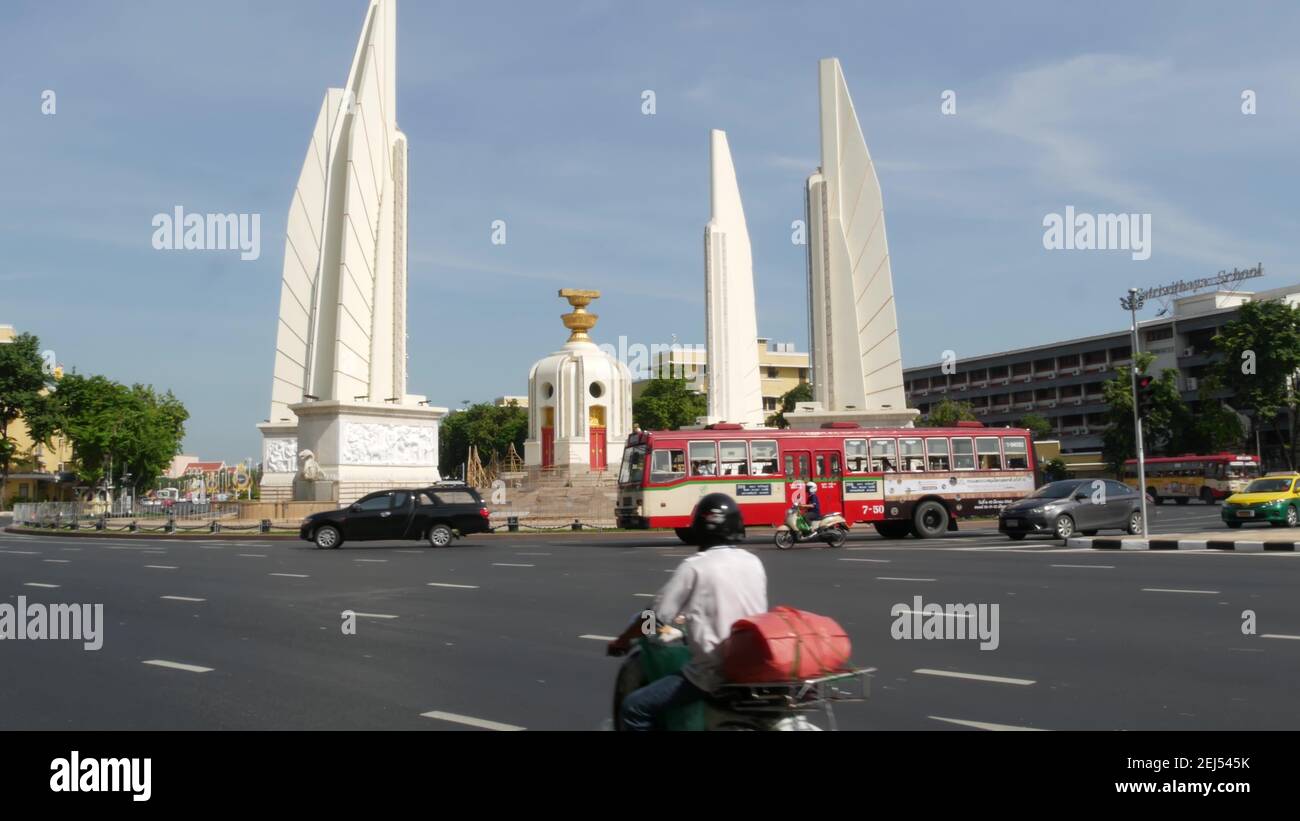 BANGKOK, THAILAND - 11. JULI, 2019: Rush Hour Verkehr in der Nähe von Democracy Monument in der Hauptstadt. Berühmtes asiatisches Wahrzeichen und Reiseziel. Demokratische und Stockfoto