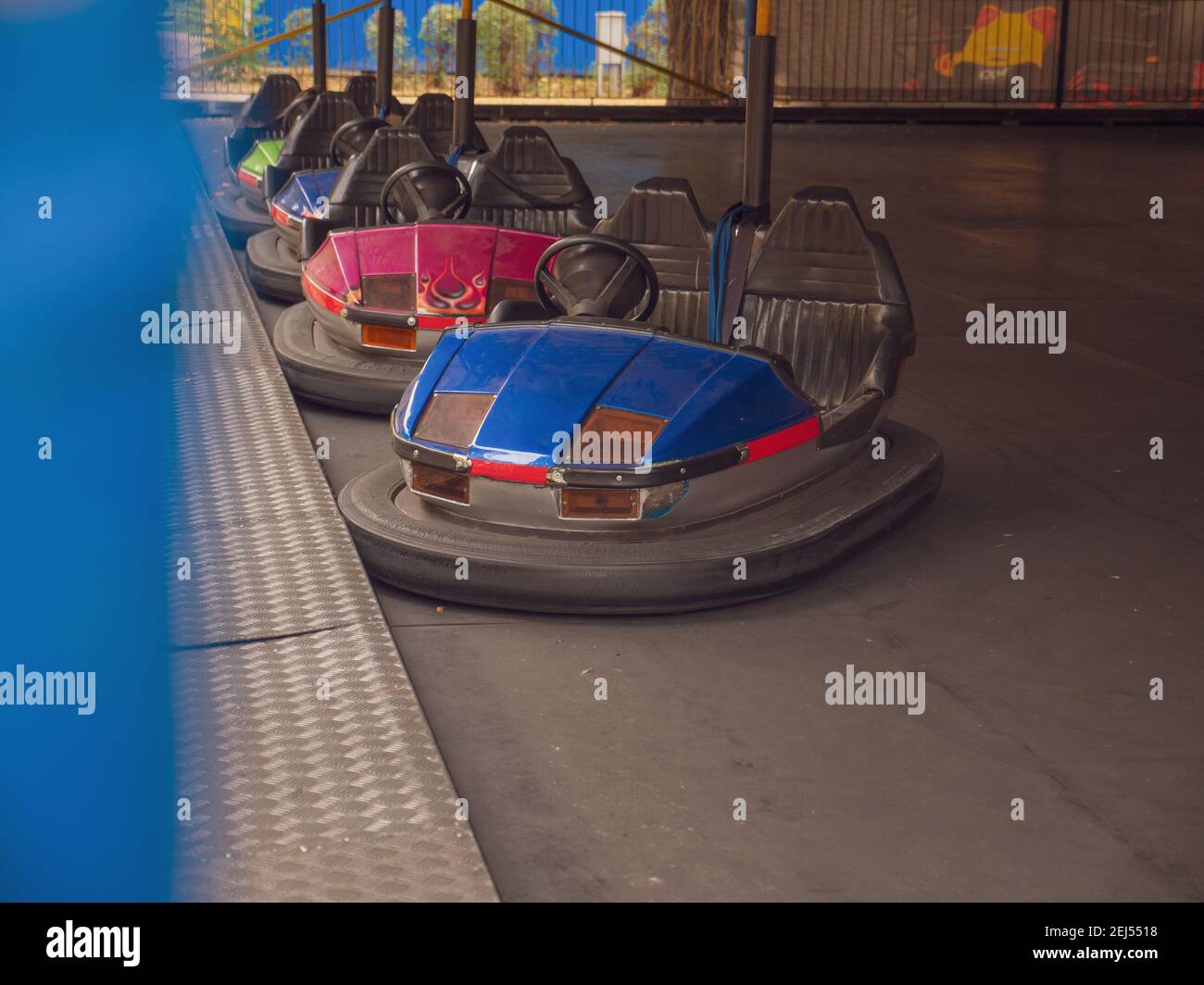 Bunte elektrische altmodische Stoßfänger Autos für zwei stehend in einer Reihe in einer Stadt Vergnügungspark. Traditionelle Familienunterhaltung und aktive Freizeit. Stockfoto