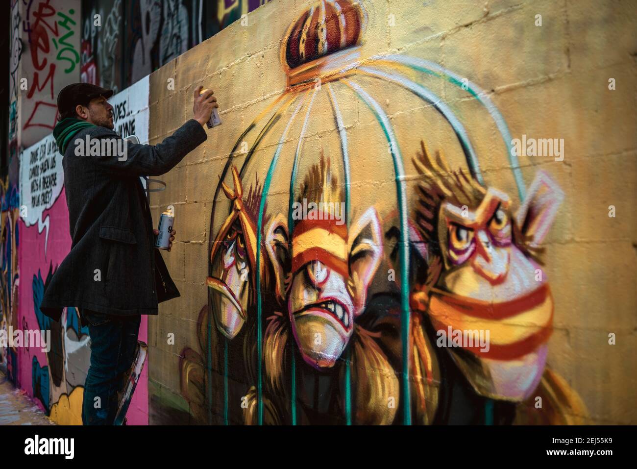 Barcelona, Spanien. Februar 2021, 21st. Ein Straßenkünstler malt Graffiti, das Spaniens Monarchie zur Unterstützung des inhaftierten Rapkünstlers Pablo Hasel kritisiert. Verurteilt wegen Verherrlichung des Terrorismus und Beleidigung des ehemaligen spanischen Königs in Texten, nach fünf Nächten von Unruhen. Quelle: Matthias Oesterle/Alamy Live News Stockfoto