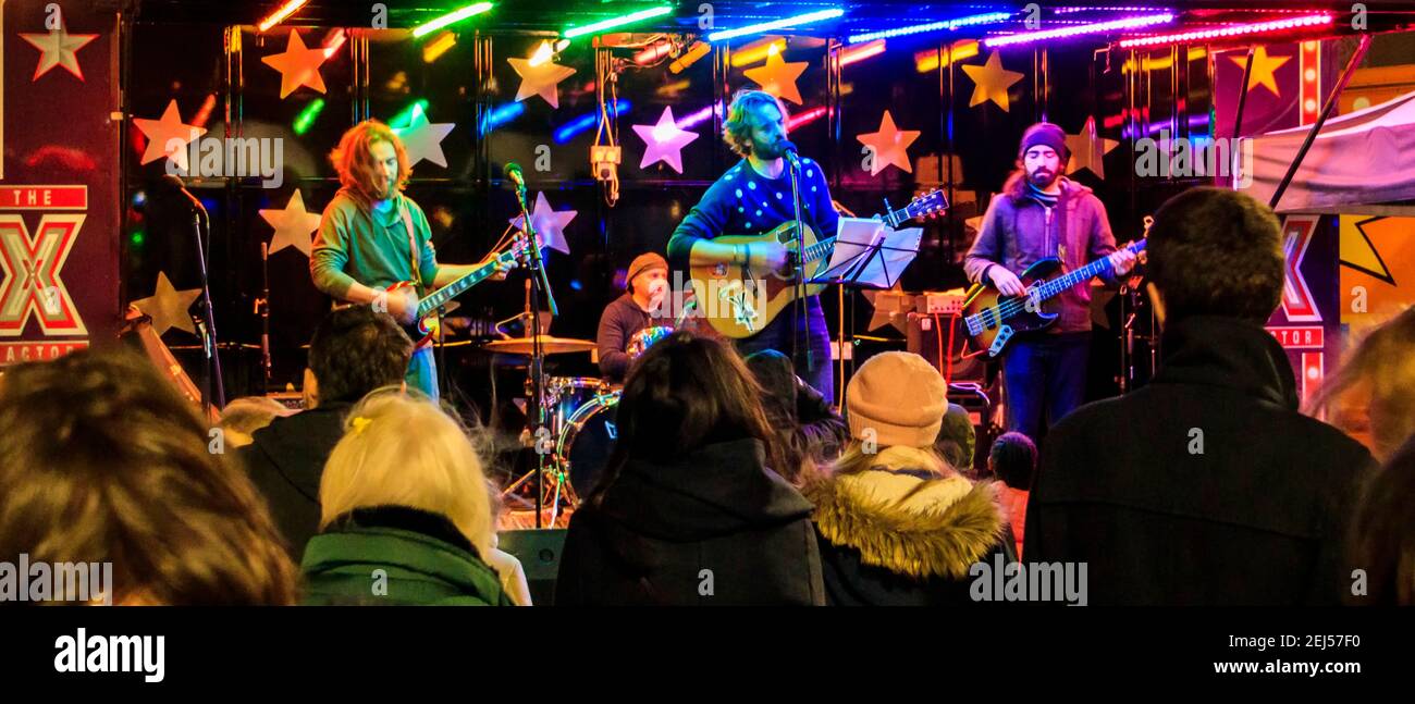 Eine lokale Rockband spielt einen öffentlichen Weihnachtsgig im Navigator Square, Archway, London, Großbritannien Stockfoto