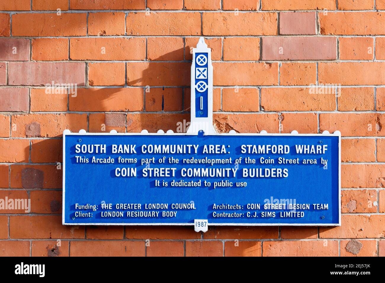 Nahaufnahme einer Gedenktafel zur Wiedererschließung von Stamford Wharf und South Bank Community Area, London, Großbritannien Stockfoto