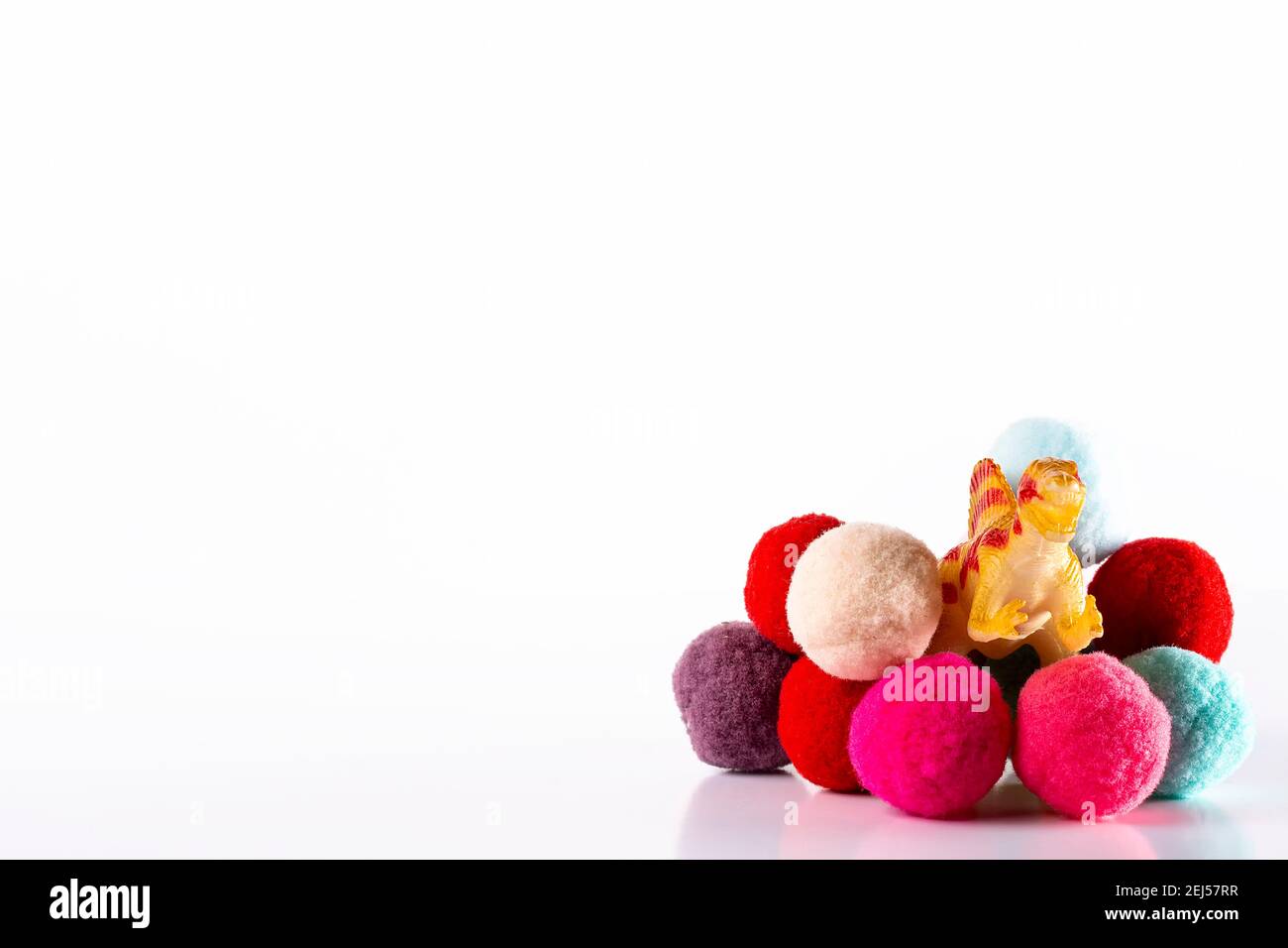 Spielzeug Dinosaurier aus farbigen Schwammbällen.das Foto ist eine horizontale Aufnahme auf einem weißen Hintergrund in einem Studio aufgenommen. Stockfoto