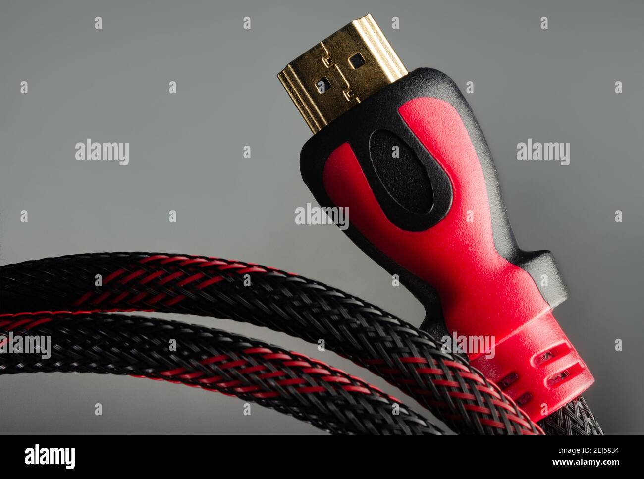 Foto der roten Nahaufnahme des hdmi-Kabels. Stockfoto