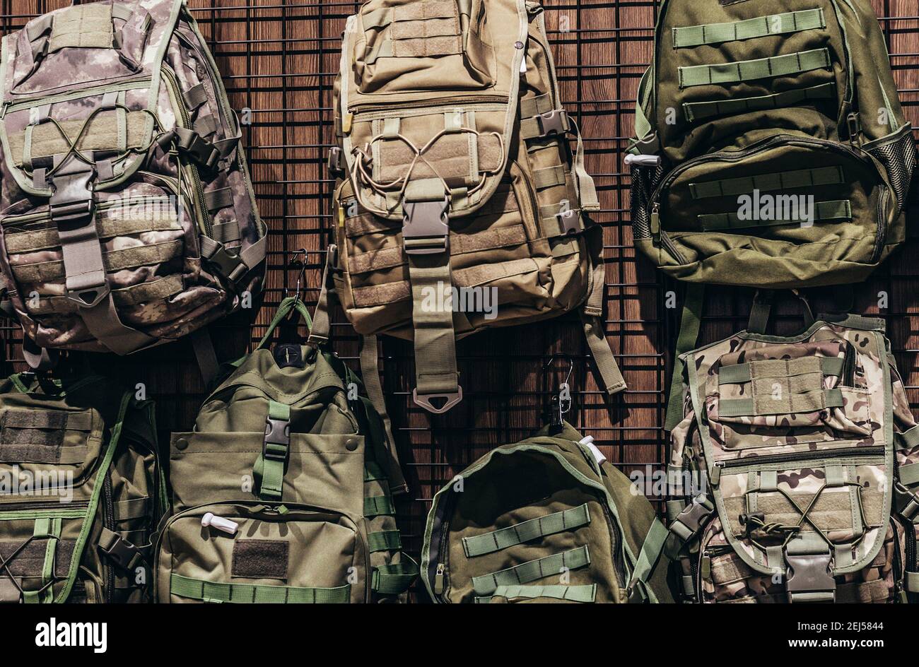 Foto des Militärladens mit verschiedenen Soldaten und taktische Rucksäcke stehen. Stockfoto