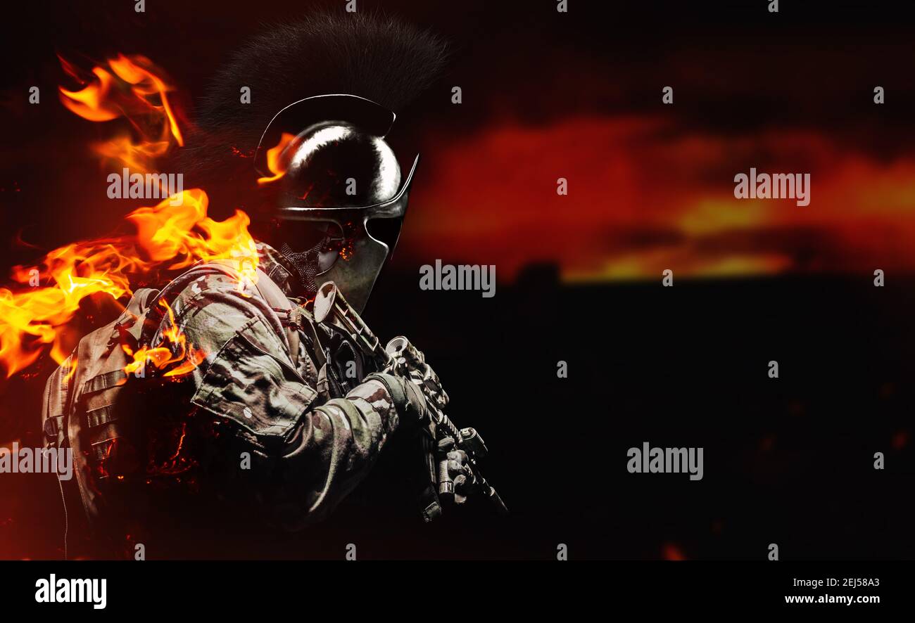 Foto des Soldaten in getarnter Uniform und taktischen Handschuhen mit Sturmgewehr im spartanischen Helm, Profilansicht. Stockfoto