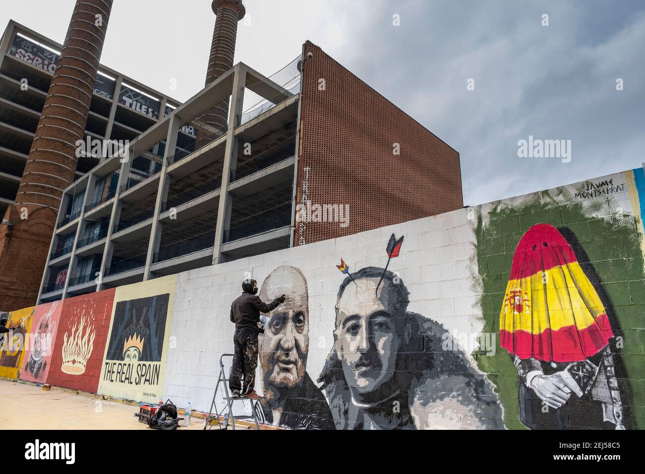 Der Graffiti-Künstler Rock Black Block ist auf dem Platz Les tres Ximeneies zu sehen und arbeitet an einem neuen Wandgemälde, das die spanische Monarchie mit der Franco-Diktatur in Beziehung setzt.Graffiti-Tag für Meinungsfreiheit auf der Plaza de Les tres Ximeneies, wo der Graffiti-Künstler Rock Black Block mit einem restaurierten hat Neues Graffiti, das des Königs von Spanien, das offenbar durch Fehler durch den Stadtrat von Barcelona zensiert wurde. Stockfoto