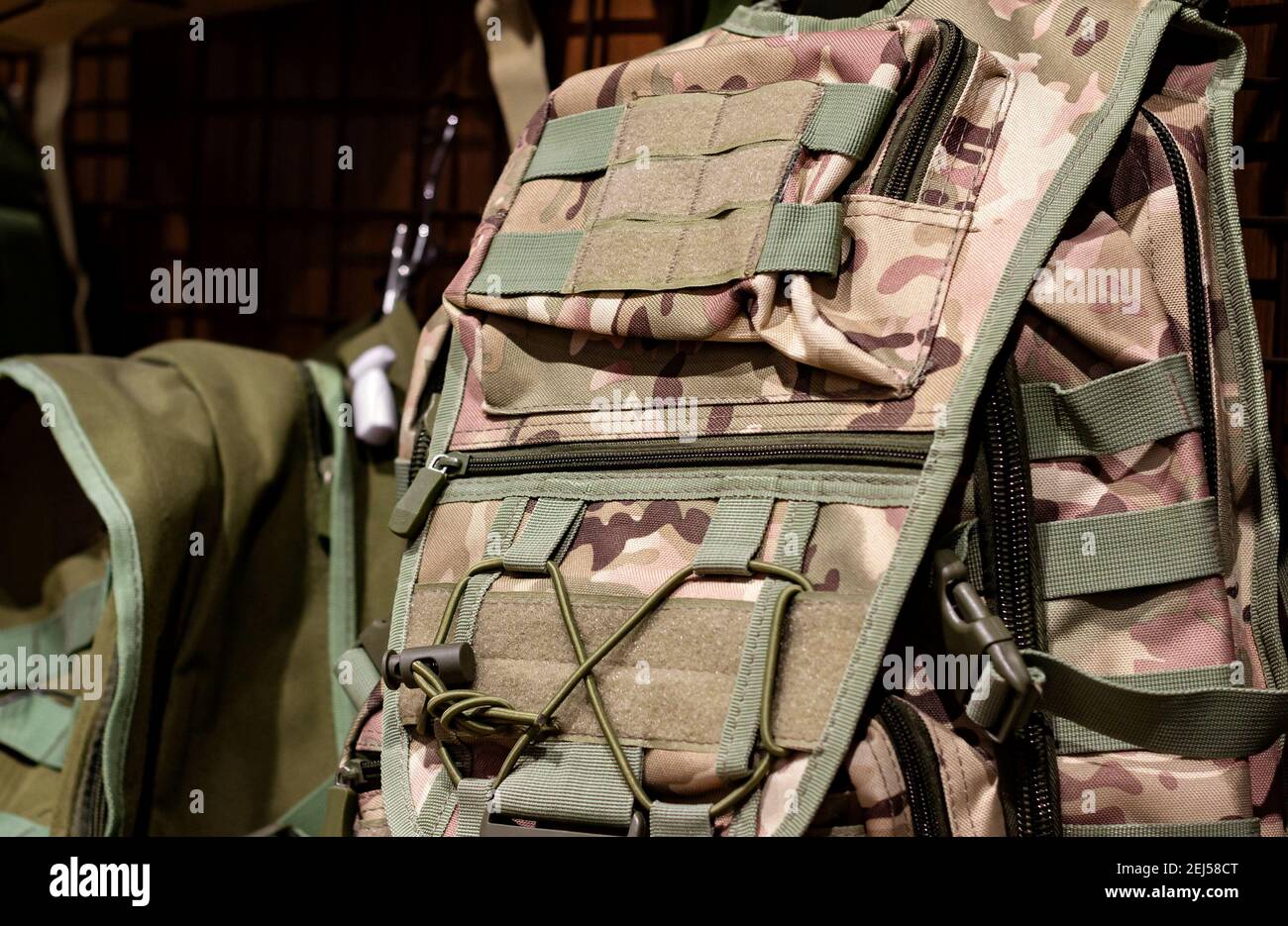 Nahaufnahme eines getarnten Soldaten Rucksack hängen auf dem Stand. Stockfoto