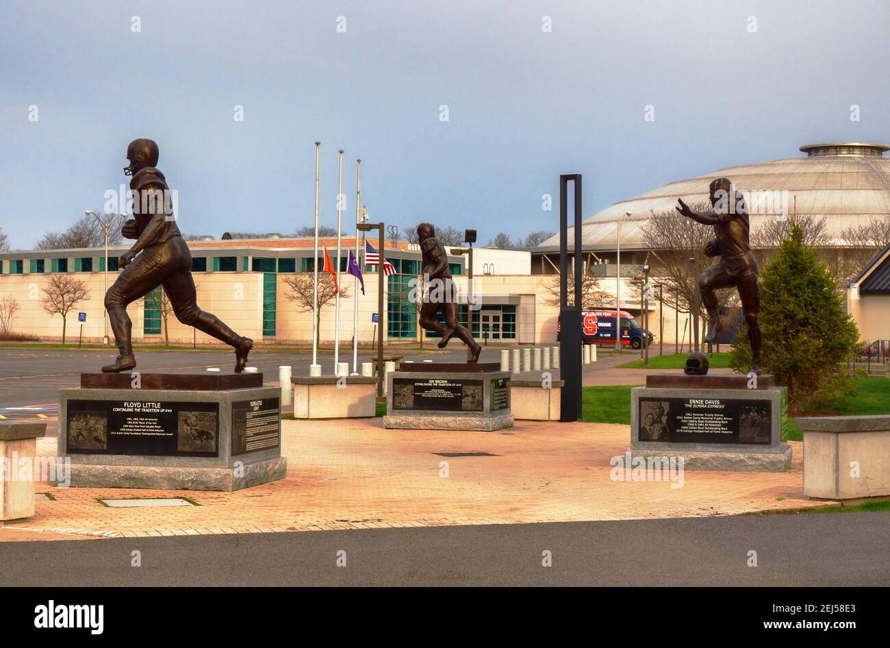 Ernie Davis, Floyd Little und Jim Brown Statuen vor dem Clifford J. Ensley Athletic Center auf dem Gelände des Lampe Athletics Complex. In Stockfoto