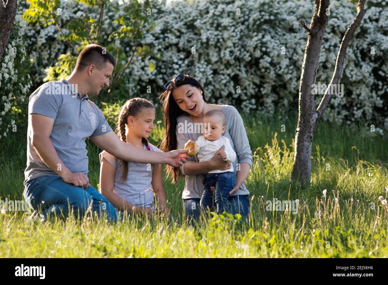 Eine große Familie hat ein Picknick-Wochenende an einem Sommer Tag Stockfoto