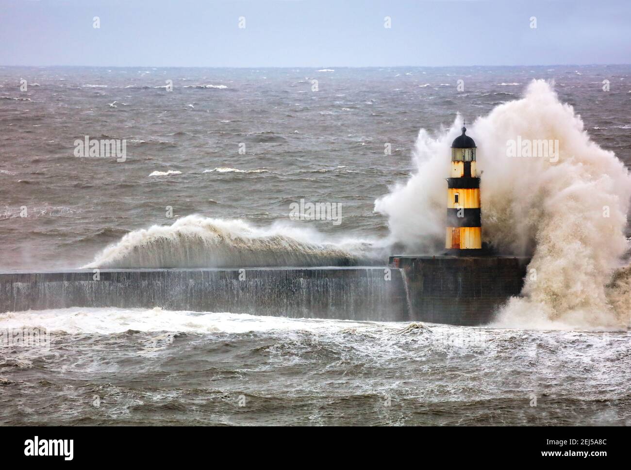 Bild von riesigen Wellen, die gegen Seaham Harbour, Seaham, County Durham, Großbritannien, krachen. Stockfoto