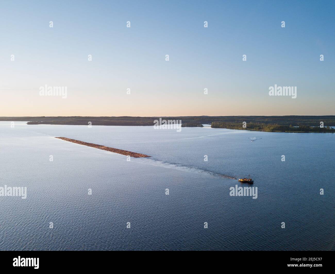 Rafting-Boot am ruhigen See während des Sonnenuntergangs Stockfoto