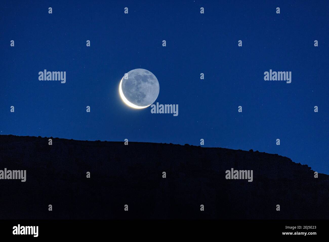 Erstes Tageslicht und Mond über der Mont-rebei-Schlucht von der Einsiedelei Santa Quiteria aus gesehen (Montfalcón, Aragon, Spanien, Pyrenäen) Stockfoto