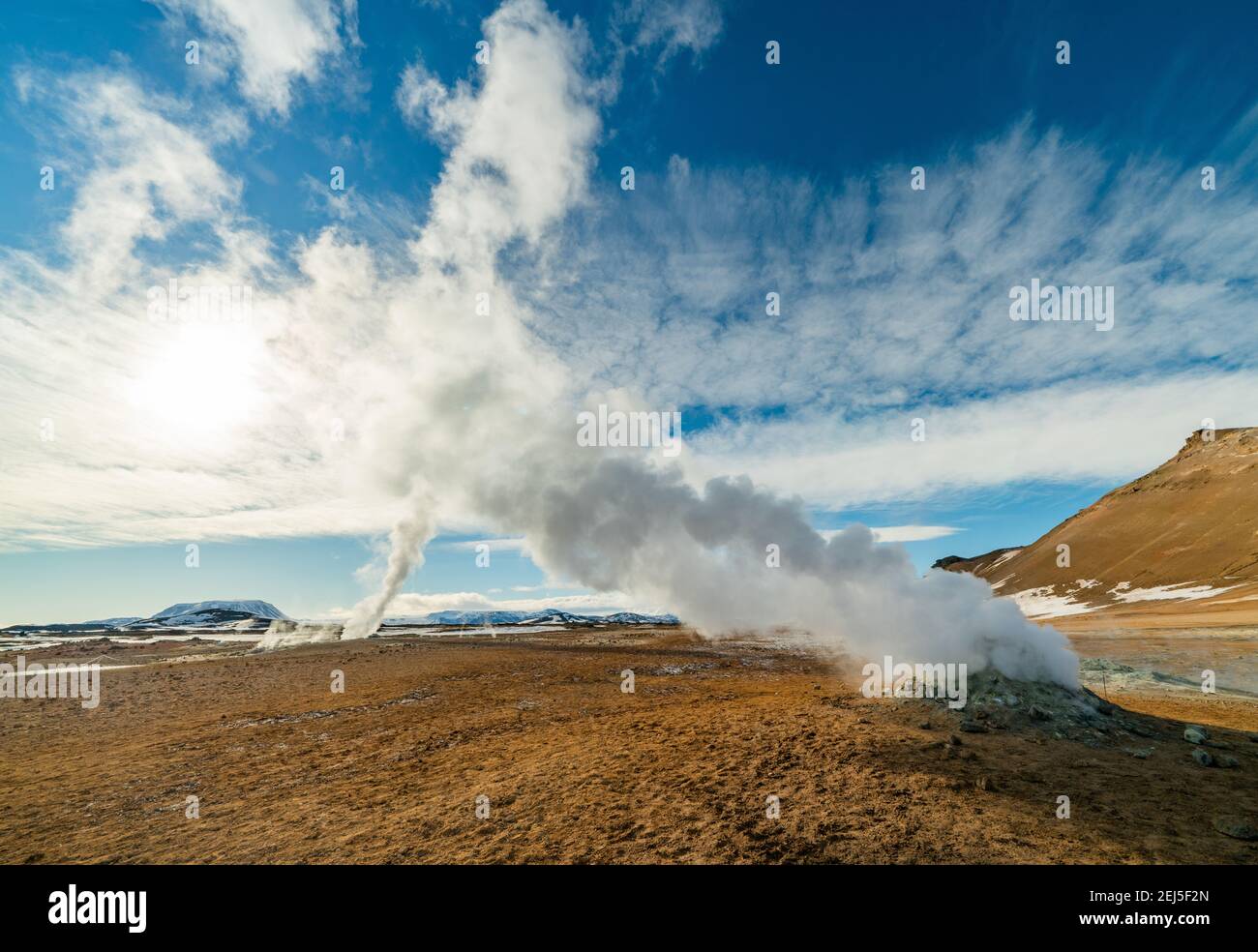 Namafjall Hverir Geothermiegebiet in Island. Atemberaubende Landschaft von Schwefel Tal mit rauchenden Fumarolen und blau bewölkten Himmel, Reise Hintergrund Stockfoto