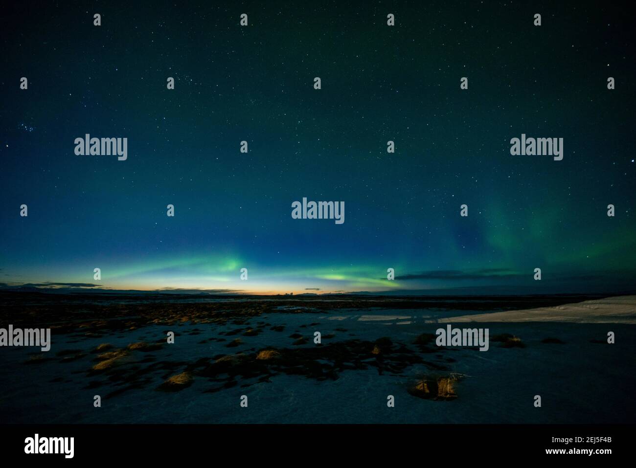 Nordlichter über einem kleinen Häuschen in Island Stockfoto