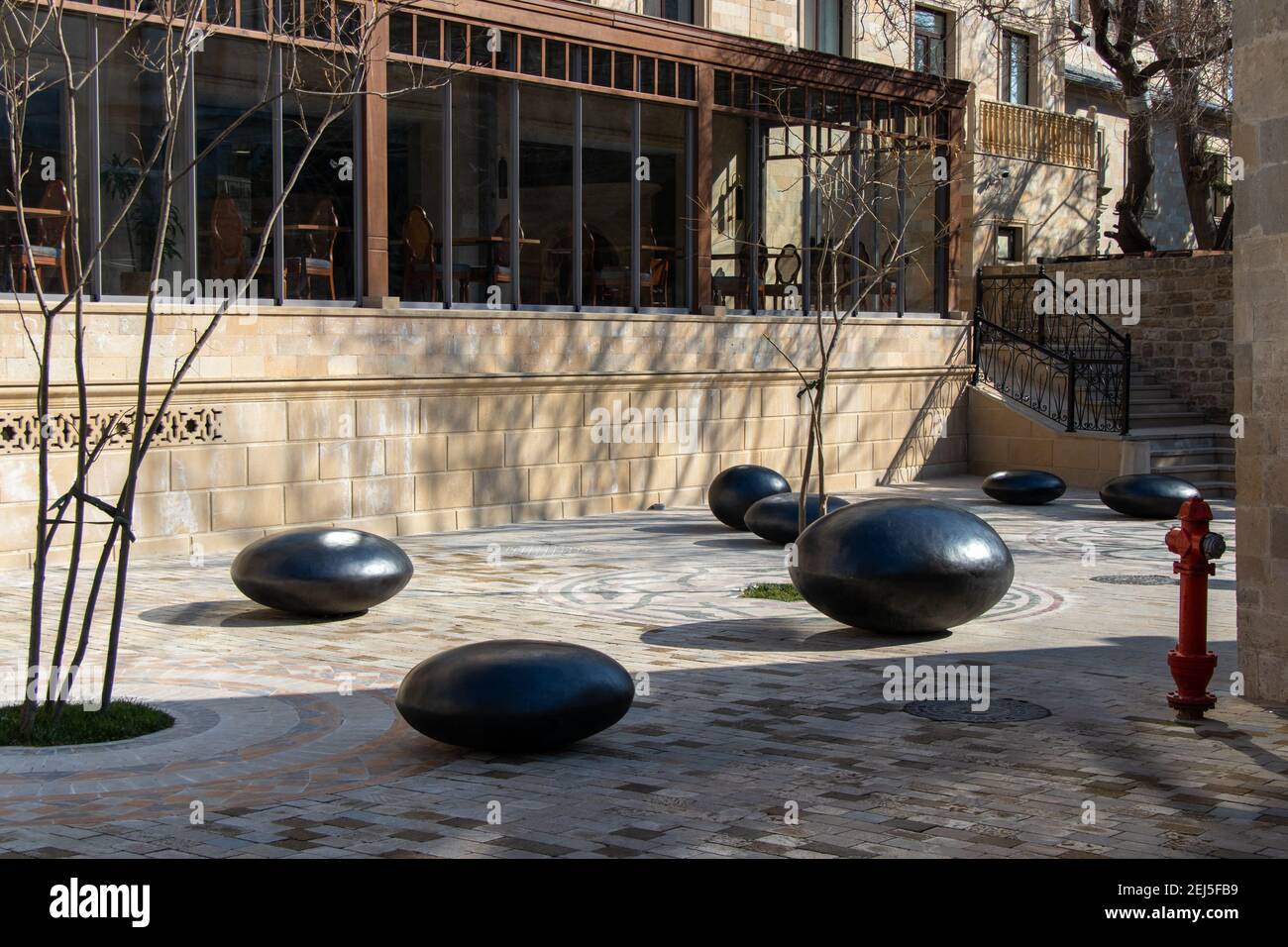 Außengestaltung des Straßencafés in Icheri Sheher oder der Altstadt. Baku, Aserbaidschan: Februar 2021. Stockfoto