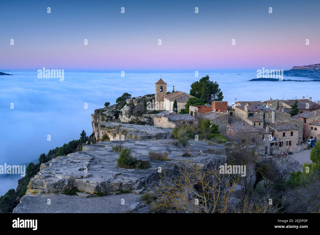 Siurana bei Sonnenaufgang mit einem Meer aus Wolken (Priorat, Tarragona, Katalonien, Spanien) ESP: Siurana al amanecer con mar de nubes (Priorat, Tarragona) Stockfoto