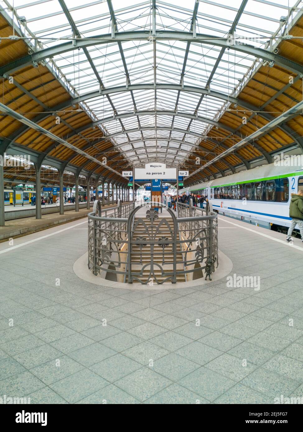 Breslau, Polen - Februar 17 2020 symmetrische Ansicht zum Bahnsteig am Hauptbahnhof mit Intercity-Zug Stockfoto
