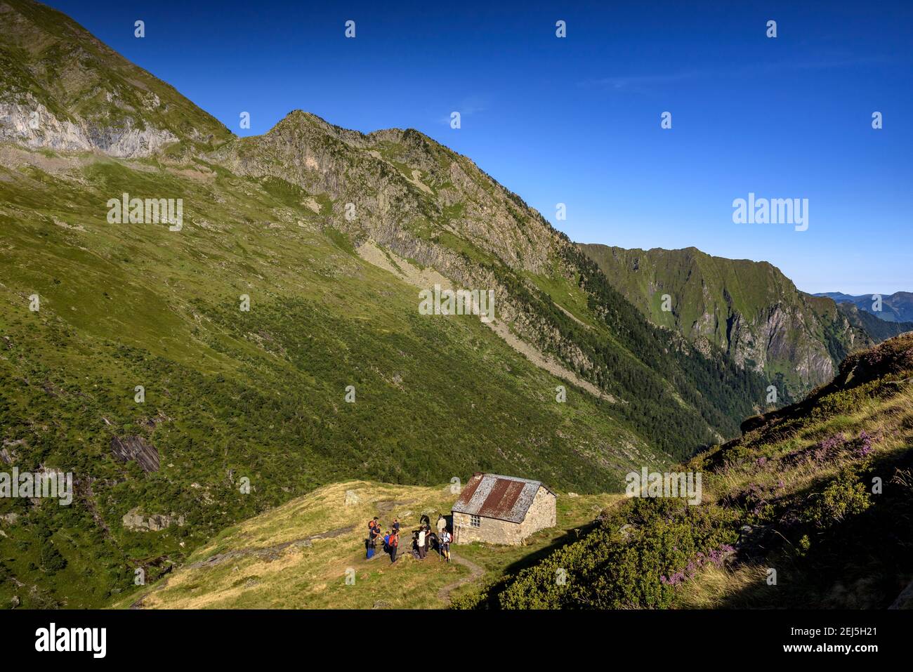 Blick auf das Riberot-Tal vom Weg zum Mont Valier in der Nähe der Cabane des Caussis (Ariège, Pyrenäen, Frankreich) Stockfoto