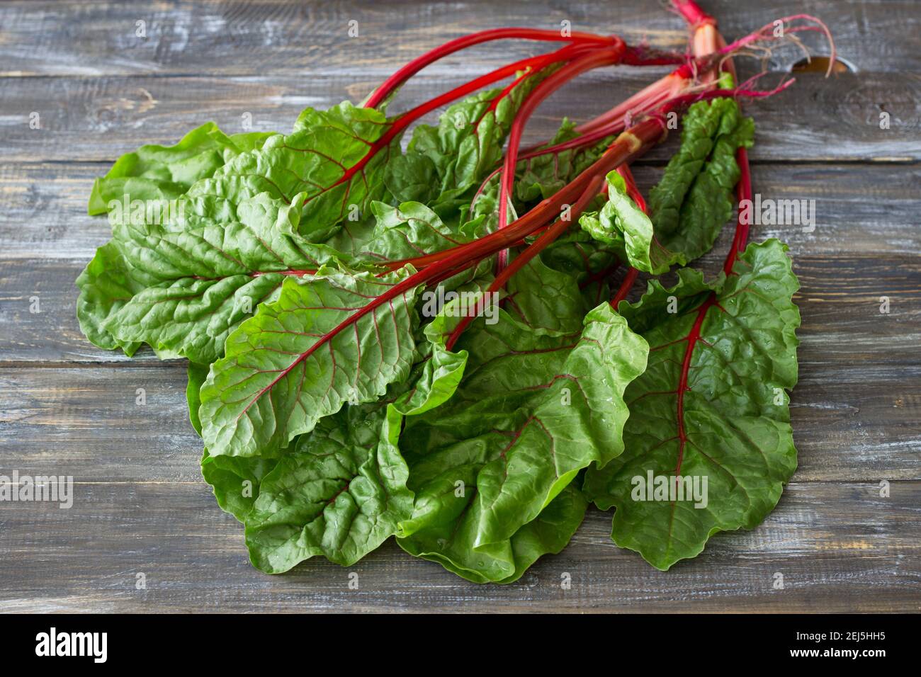 Frische, rohe Blätter aus Chard, Blattbeet, mangold, schweizer Chard auf einem Holztisch, nah oben Stockfoto