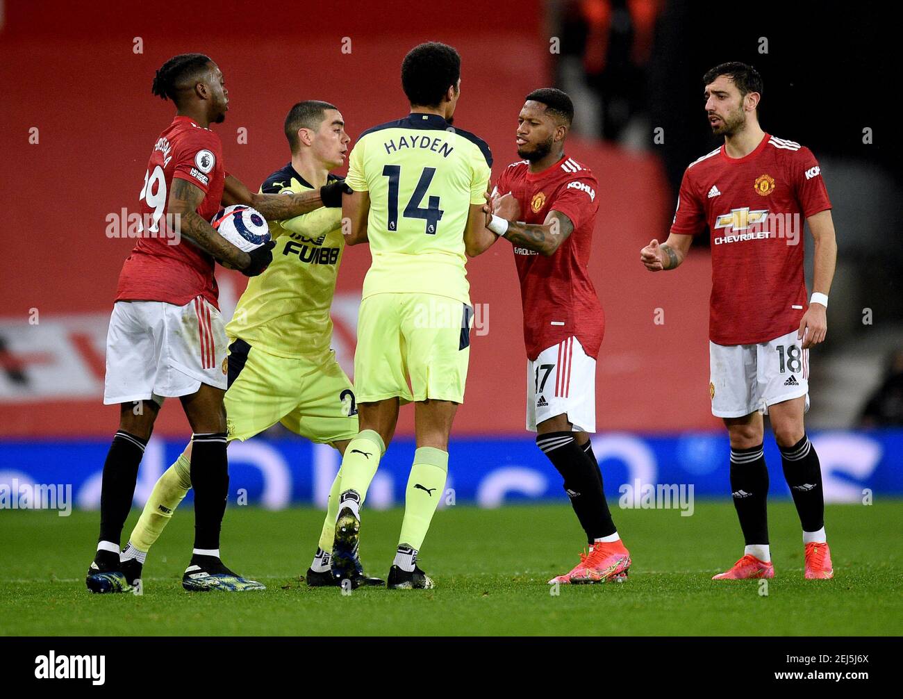 Die Stimmung zwischen Isaac Hayden (Mitte) von Newcastle United und Fred von Manchester United während des Spiels in der Premier League in Old Trafford, Manchester, wird immer stärker. Bilddatum: Sonntag, 21. Februar 2021. Stockfoto