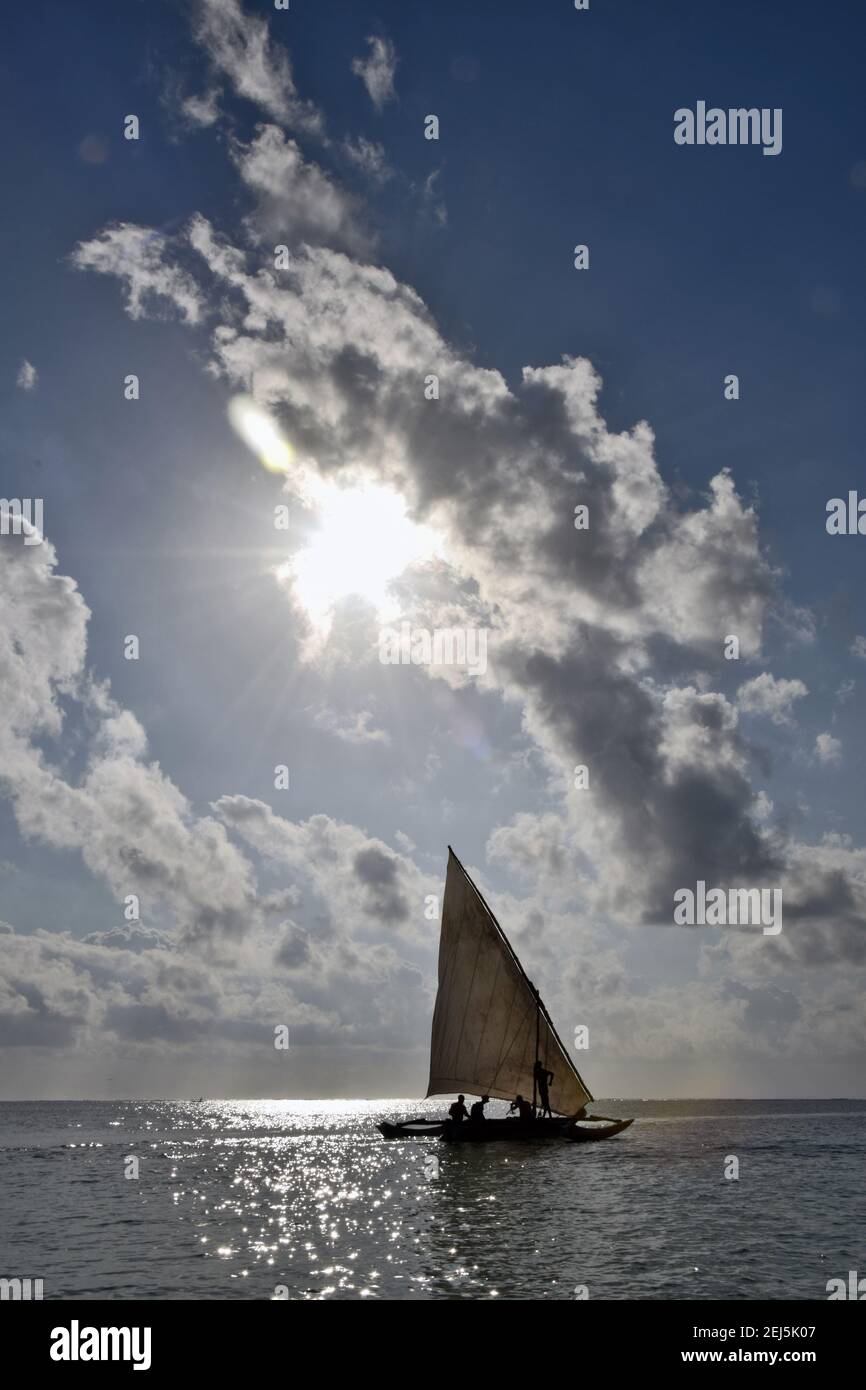 Segelschiff, das in Mombasa unter strahlendem Sonnenschein die Gewässer kreuzt Stockfoto