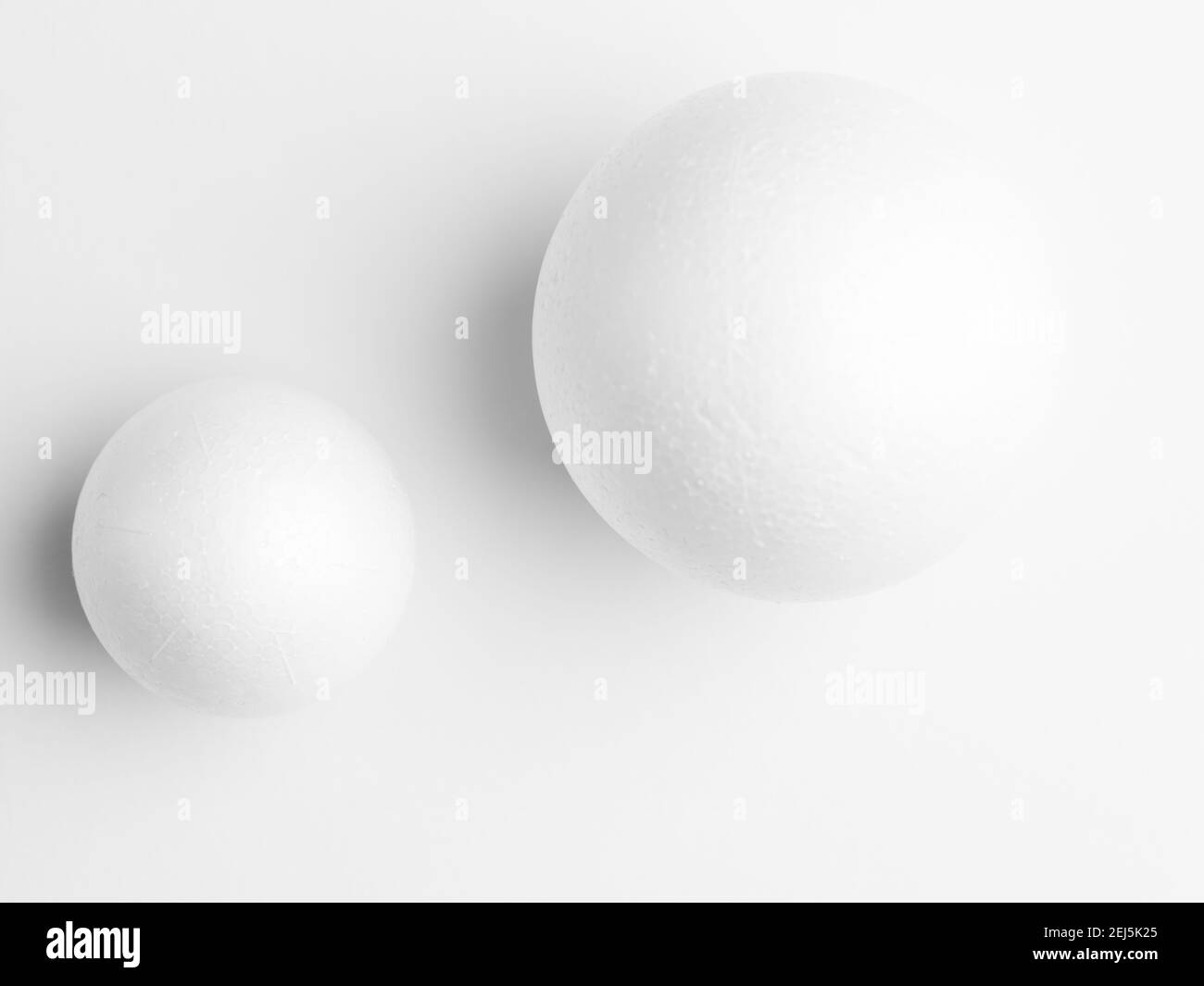 Foto weiße Kugeln, auf weißem Papier Hintergrund. Studie mit weichem Licht Stockfoto