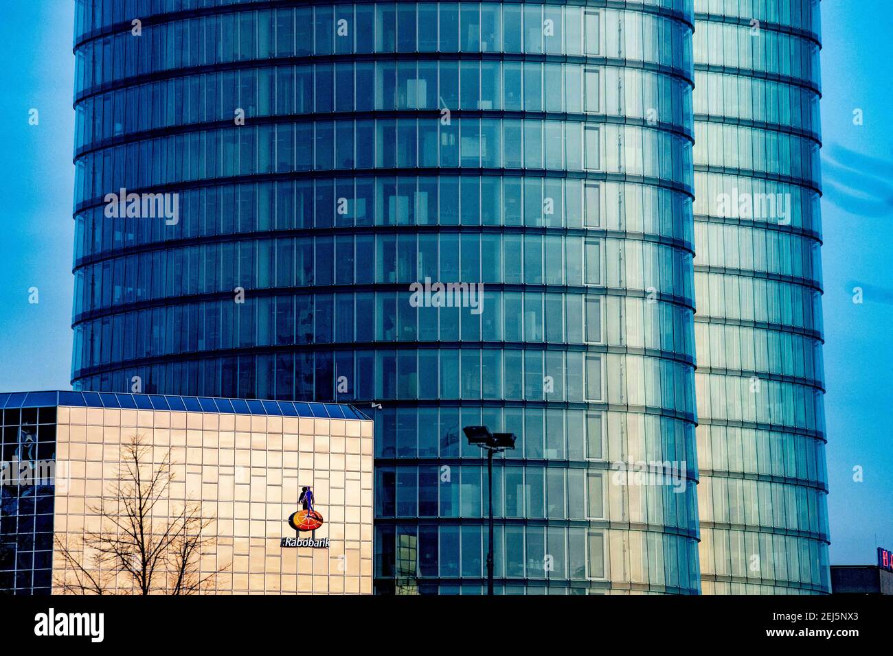 Rabobank Hauptsitz in Utrecht, Niederlande, am 20. Februar 2021. Der niederländische Kreditgeber Rabobank wird seine Belegschaft in den nächsten fünf Jahren um 5000 Mitarbeiter reduzieren, nachdem die Gewinne durch die globale Pandemie niedergeschlagen wurden. Die Rabobank verzeichnete €1.096 einen Nettogewinn von 2020 Millionen, 50% weniger als im vorangegangenen Berichtszeitraum. Der Effekt von Covid-19 zeigte sich vor allem in der Höhe der Wertminderungsaufwendungen, die auf €1.913 Millionen anstiegen und sich im Laufe des kommenden Jahres voraussichtlich verschlechtern werden. Foto von Robin Utrecht/ABACAPRESS.COM Stockfoto