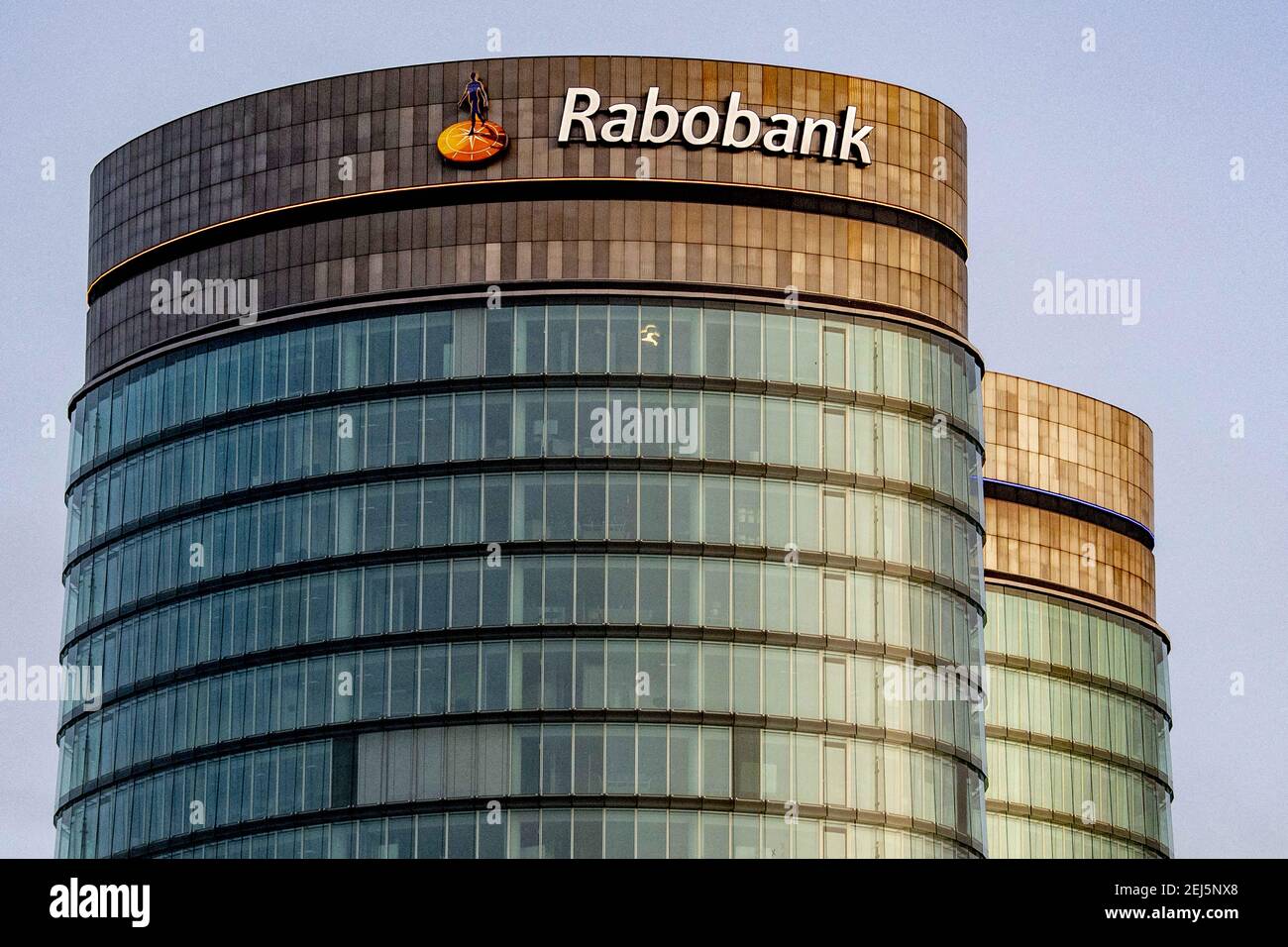 Rabobank Hauptsitz in Utrecht, Niederlande, am 20. Februar 2021. Der niederländische Kreditgeber Rabobank wird seine Belegschaft in den nächsten fünf Jahren um 5000 Mitarbeiter reduzieren, nachdem die Gewinne durch die globale Pandemie niedergeschlagen wurden. Die Rabobank verzeichnete €1.096 einen Nettogewinn von 2020 Millionen, 50% weniger als im vorangegangenen Berichtszeitraum. Der Effekt von Covid-19 zeigte sich vor allem in der Höhe der Wertminderungsaufwendungen, die auf €1.913 Millionen anstiegen und sich im Laufe des kommenden Jahres voraussichtlich verschlechtern werden. Foto von Robin Utrecht/ABACAPRESS.COM Stockfoto
