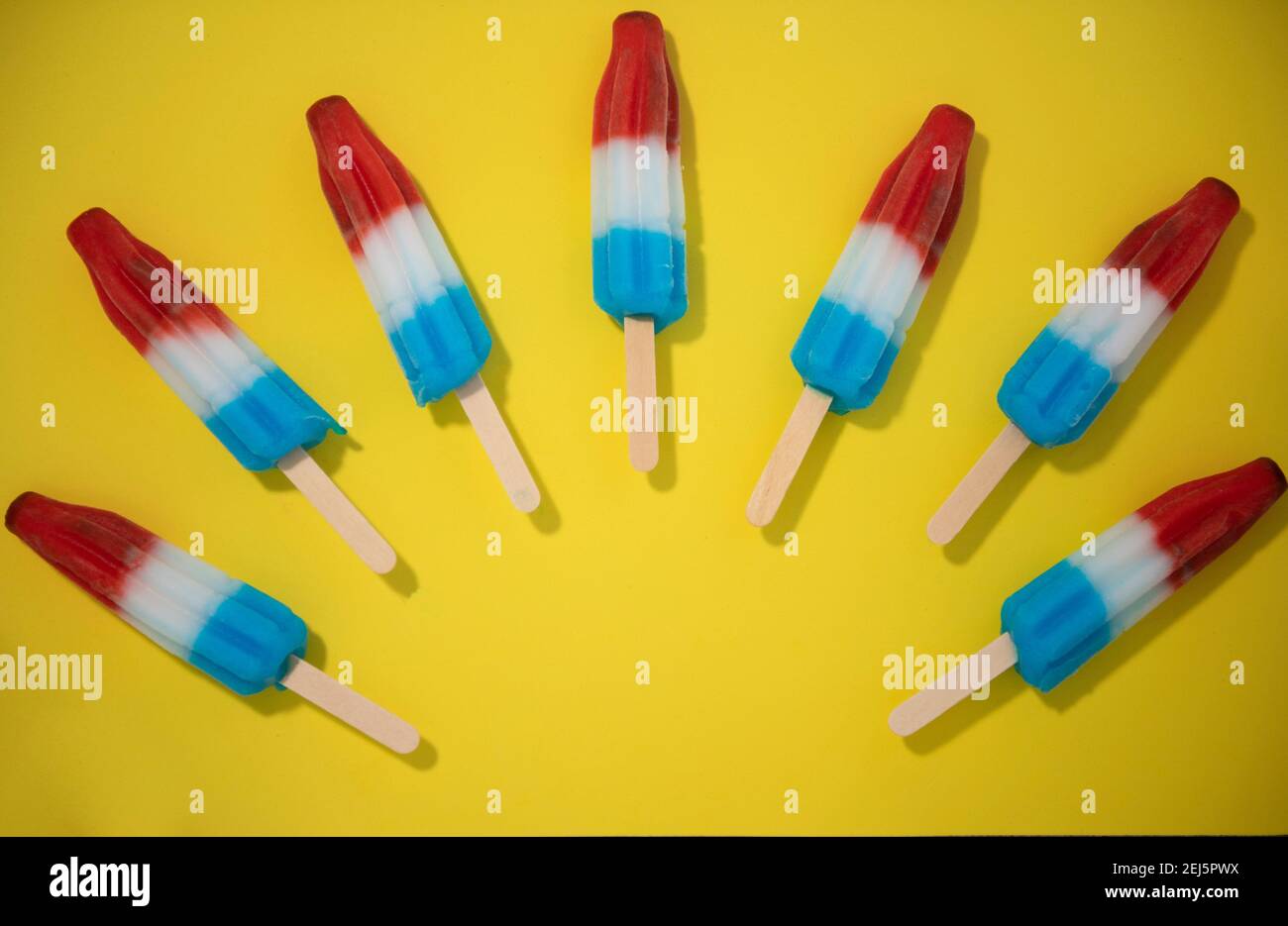 Rot, Weiß und Blau Neuheit Eis Bombpop auf gelbem Hintergrund geschossen, stoppen Action-Animation explodiert wie ein Feuerwerk. Serie 8 von 8. Stockfoto