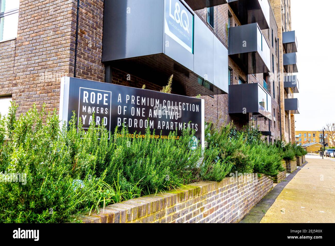 Melden Sie sich vor dem neuen, Wohnblock Ropemakers Yard mit Immobilien im Rahmen der Shared Ownership Regelung in Limehouse, London, UK Stockfoto