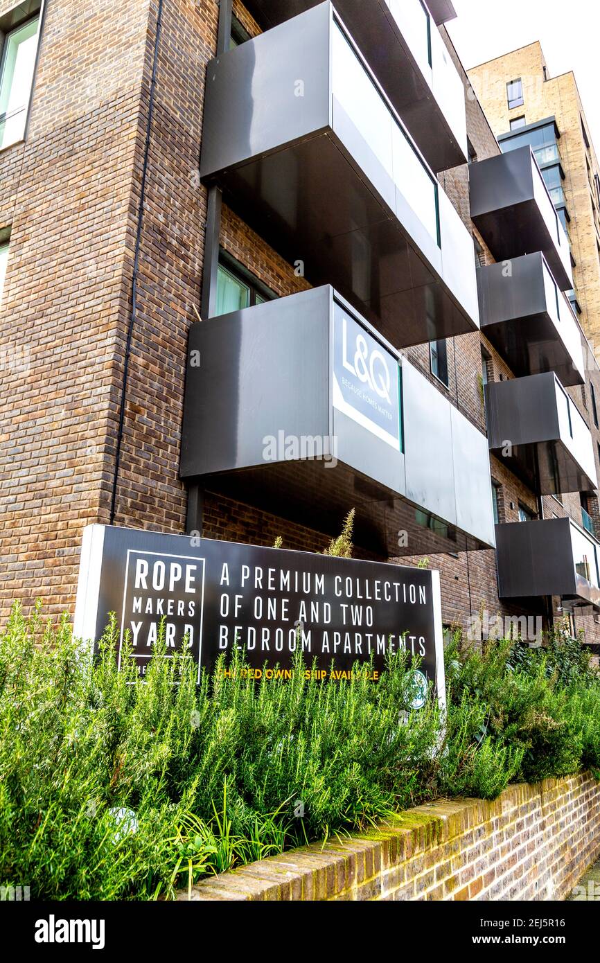Melden Sie sich vor dem neuen, Wohnblock Ropemakers Yard mit Immobilien im Rahmen der Shared Ownership Regelung in Limehouse, London, UK Stockfoto