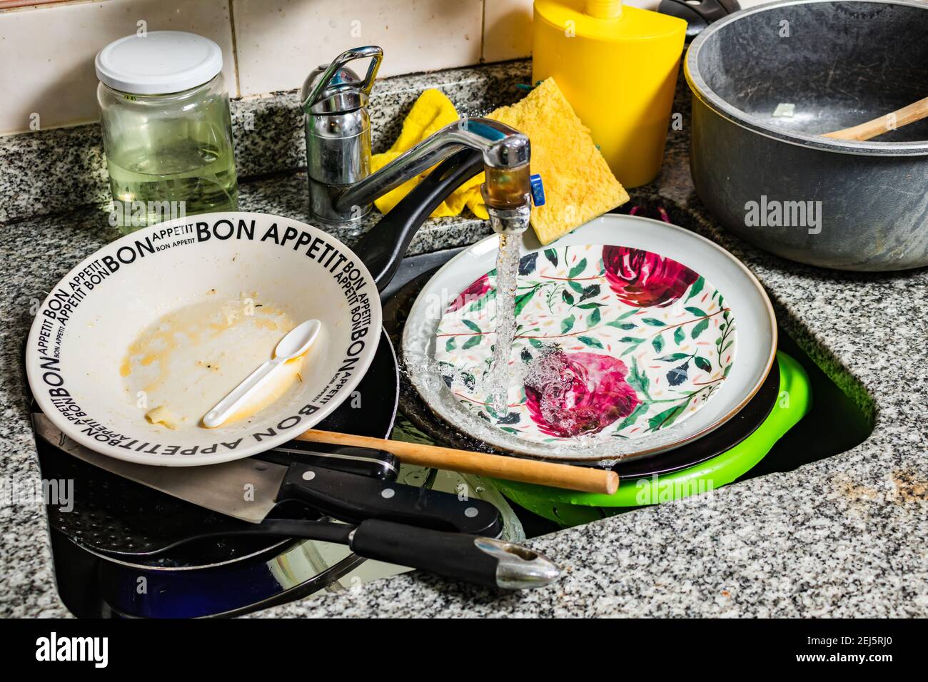 Set mit schmutzigem Geschirr, Besteck und Pfannen im Waschbecken bereit zum Waschen. Stockfoto