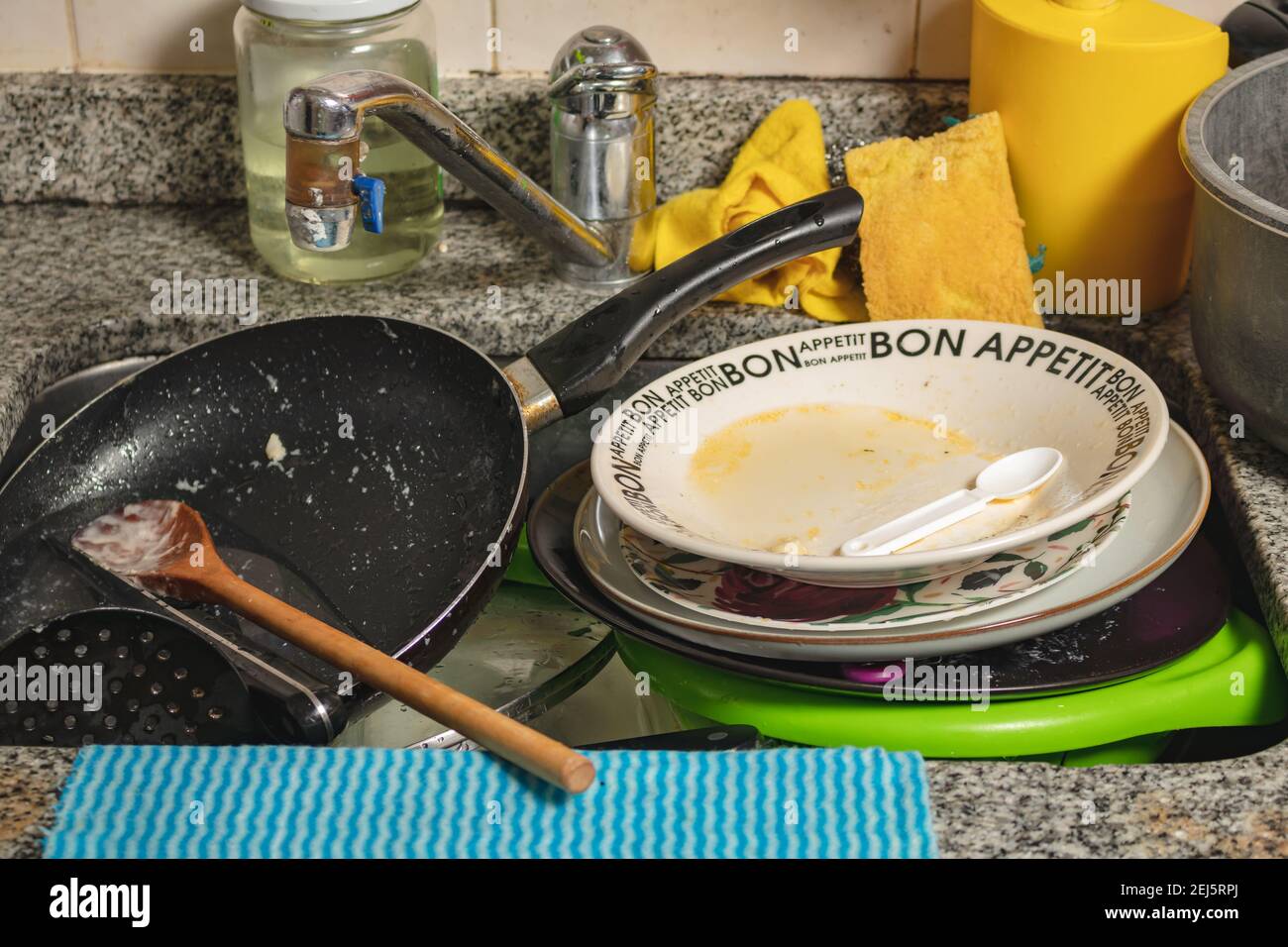 Set mit schmutzigem Geschirr, Besteck und Pfannen im Waschbecken bereit zum Waschen. Stockfoto