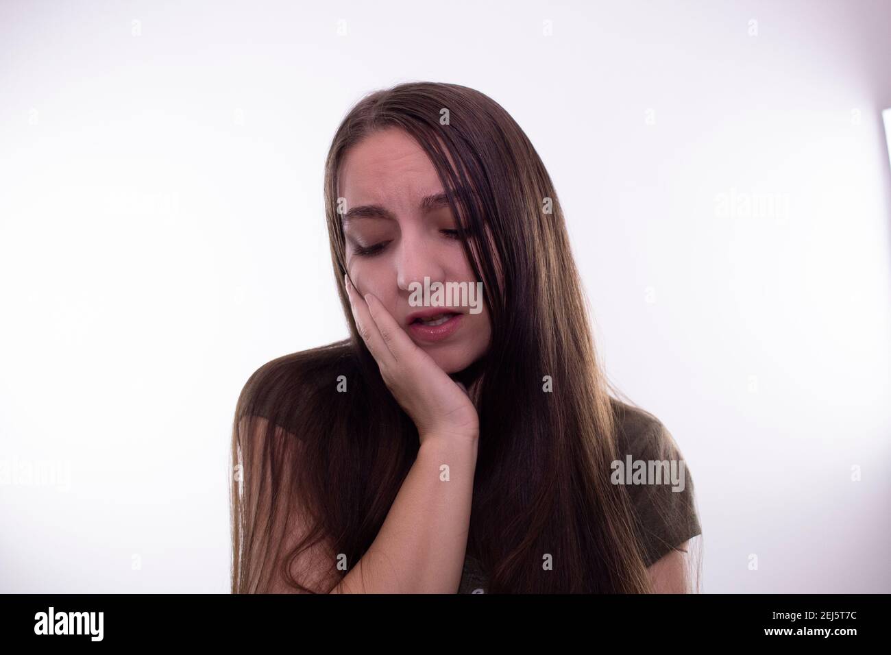 Junge Frau Gesichtsausdrücke im Studio Stockfoto