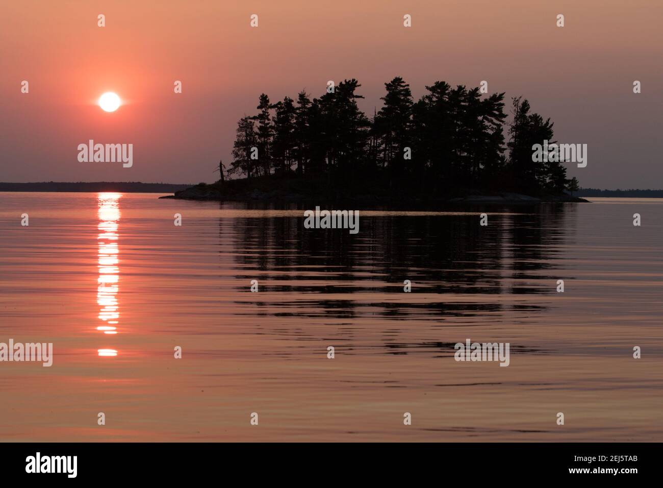 Die untergehende Sonne zeigt eine Insel auf dem Kabetogama Lake, Voyageurs National Park, in Minnesota Stockfoto