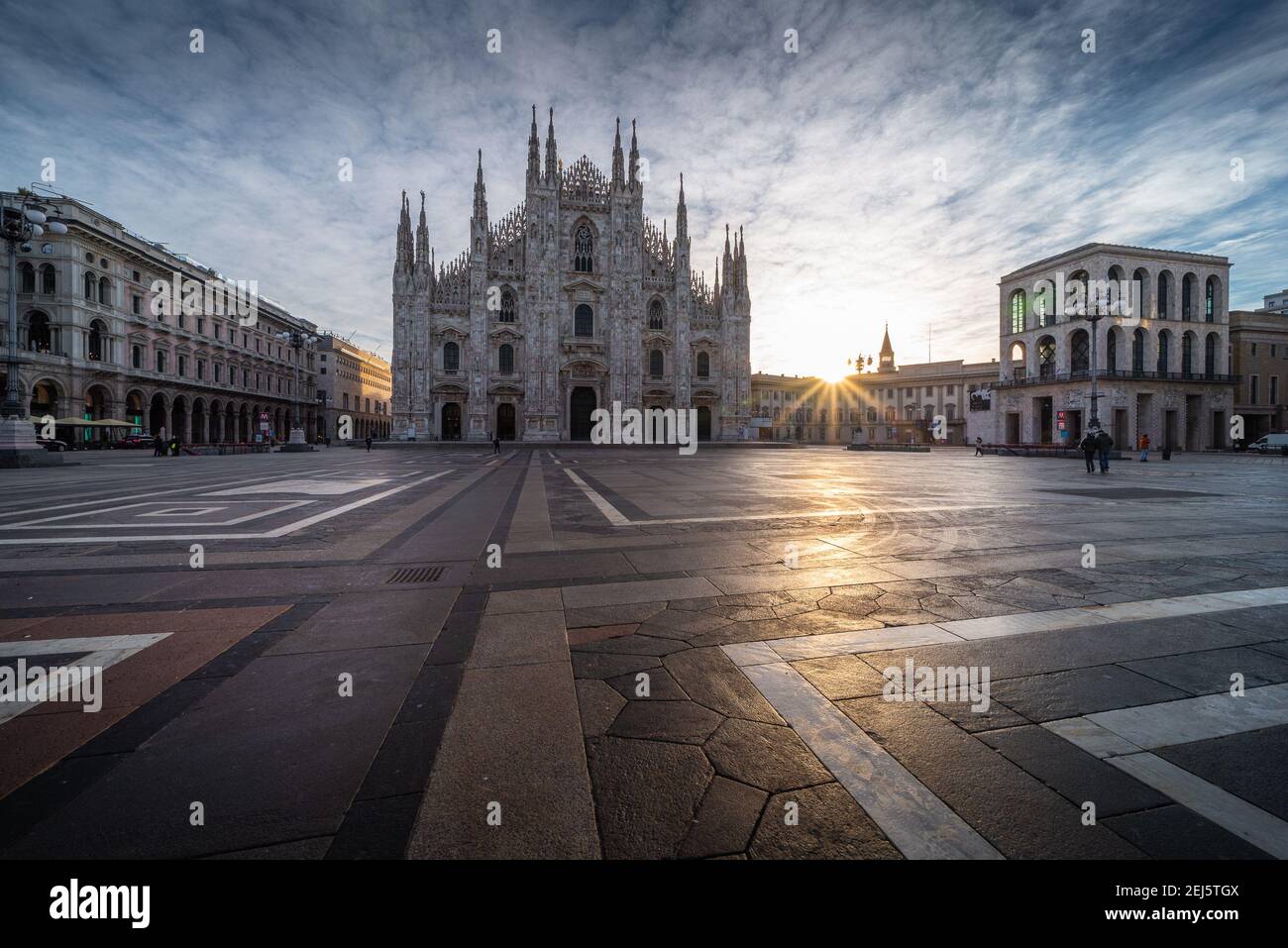 Schöne szenische Bild der Piazza Duomo von Mailand Italien an sonnenaufgang mit Sonnenstern Stockfoto