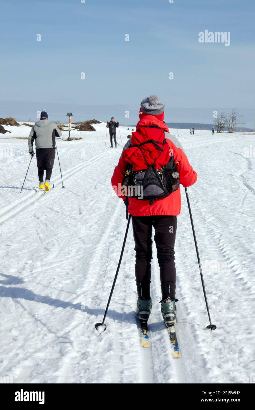 Altern gesunde Lebensweise Senioren Skifahrer Skifahren im Winter sonnigen Tag Stockfoto