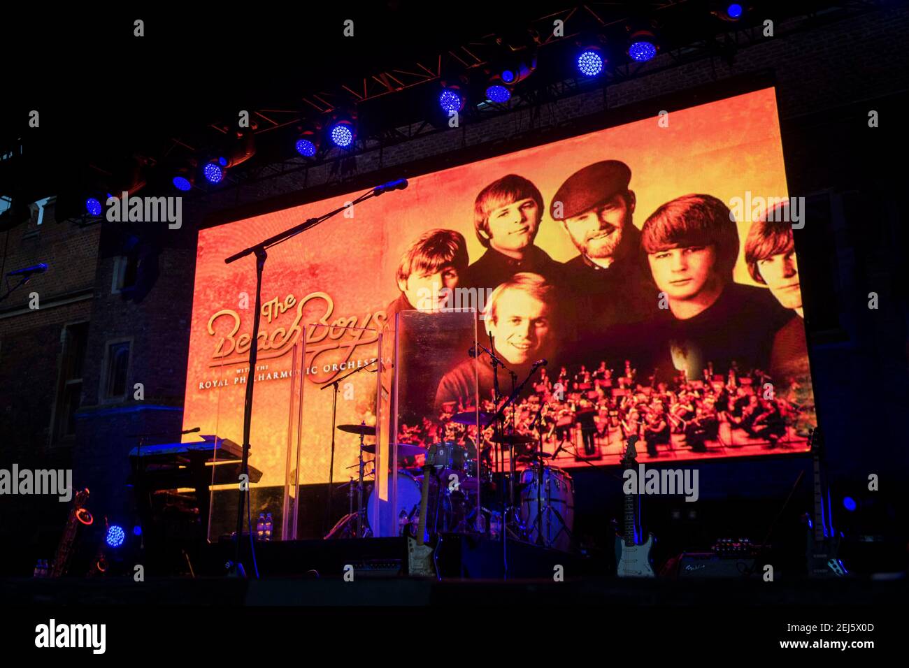 Gesamtansicht der Hauptbühne mit einem Beach Boys Hintergrundbild während des Hampton Court Festivals 2018, Hampton Court Palace - London. Bilddatum: Freitag, 15th. Juni 2018. Bildnachweis sollte lauten: David Jensen Stockfoto