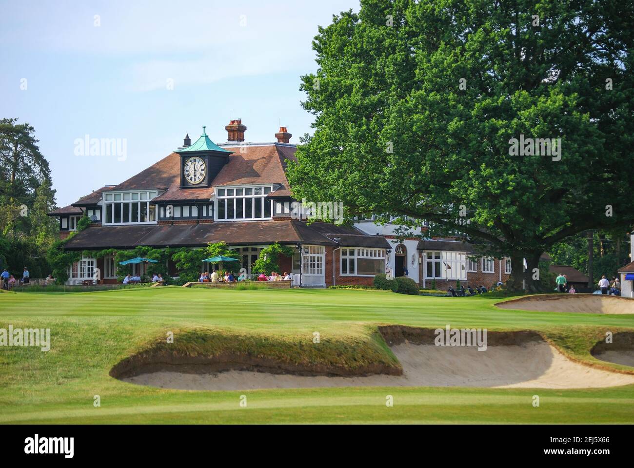Clubhaus und 18. Grün, Sunningdale Golf Course, Sunningdale, Berkshire, England, Vereinigtes Königreich Stockfoto