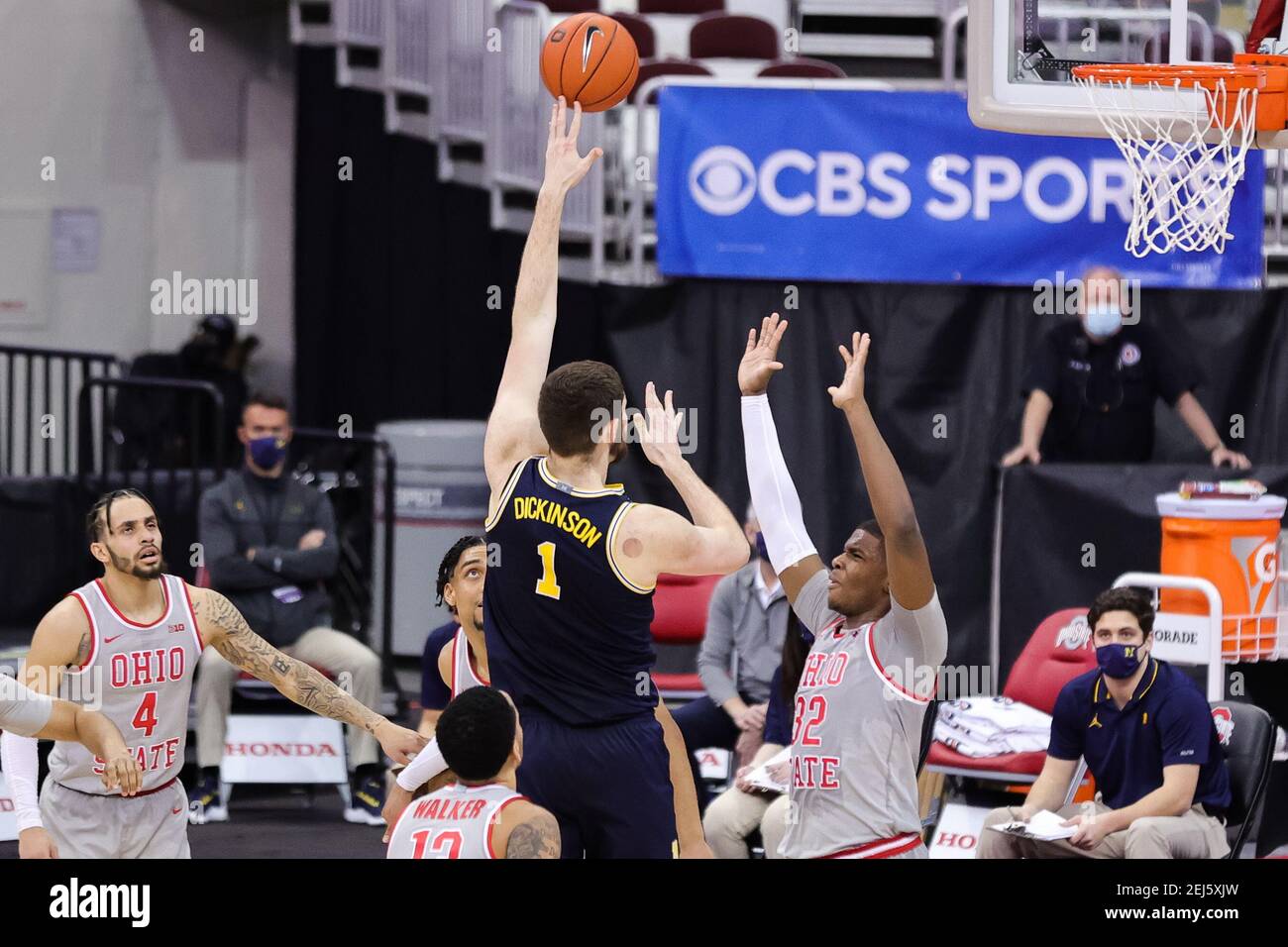 Columbus, Ohio, USA. Februar 2021, 21st. Michigan Wolverines Center Hunter Dickinson (1) legt eine einhändige Schuss über Ohio State Buckeyes Vorwärts E.J. Liddell (32) im Spiel zwischen den Michigan Wolverines und den Ohio State Buckeyes in der Value City Arena, Columbus, Ohio. Quelle: Scott Stuart/ZUMA Wire/Alamy Live News Stockfoto